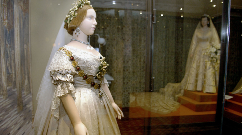 Queen Victoria's bridalwear, veil