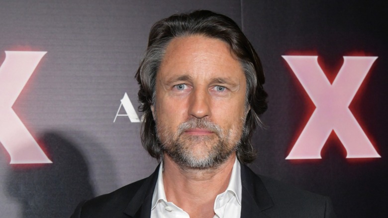 Martin Henderson posing on the red carpet