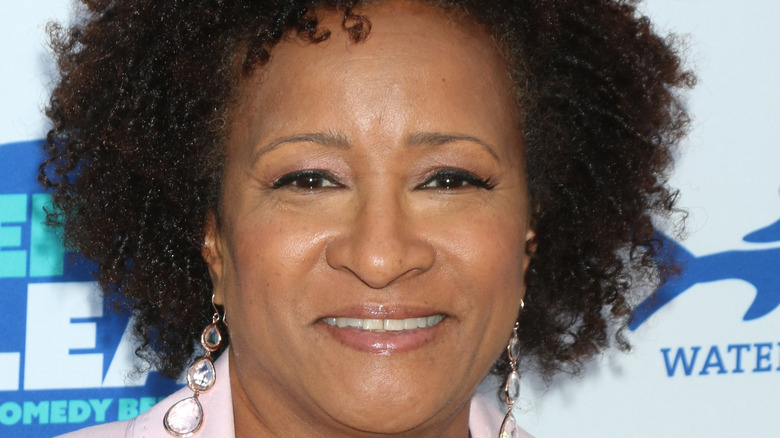 Wanda Sykes poses on the red carpet