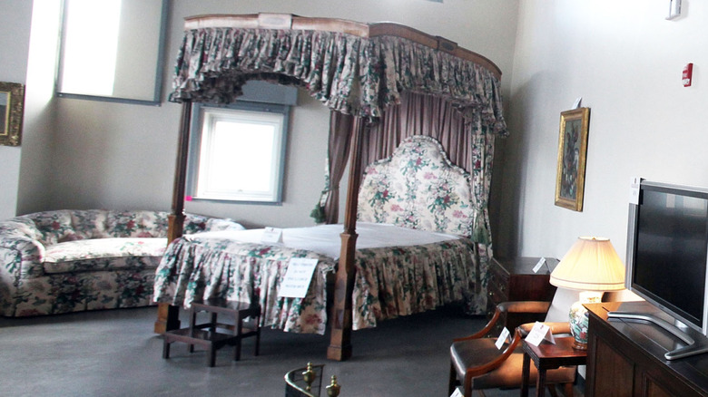 The Madoff's bed and other belongings up for auction in 2010