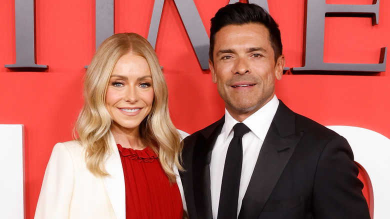 Kelly Ripa and Mark Consuelos smiling