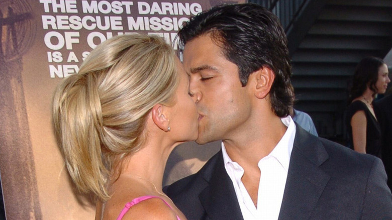 Mark Consuelos and Kelly Ripa kissing