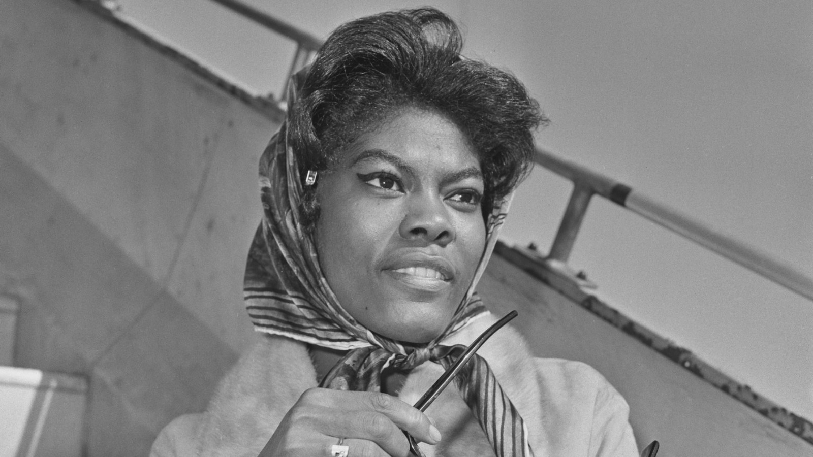 What '60s Music Star Dionne Warwick Looks Like Today