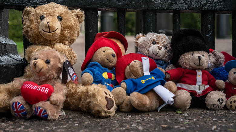 Group of teddy bears on the ground during mourning for Queen Elizabeth II