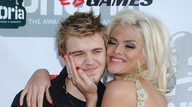 Anna Nicole Smith embracing her son Daniel Wayne Smith while smiling on the red carpet