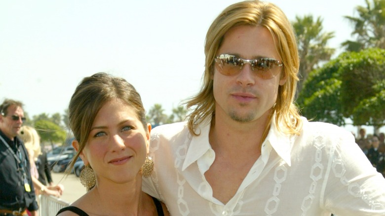 Brad Pitt and Jennifer Aniston posing outside