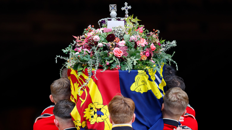 pallbearers carrying the queen's coffin