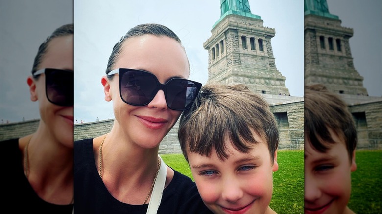 Christina Ricci and son pose in front of the Statue of Liberty