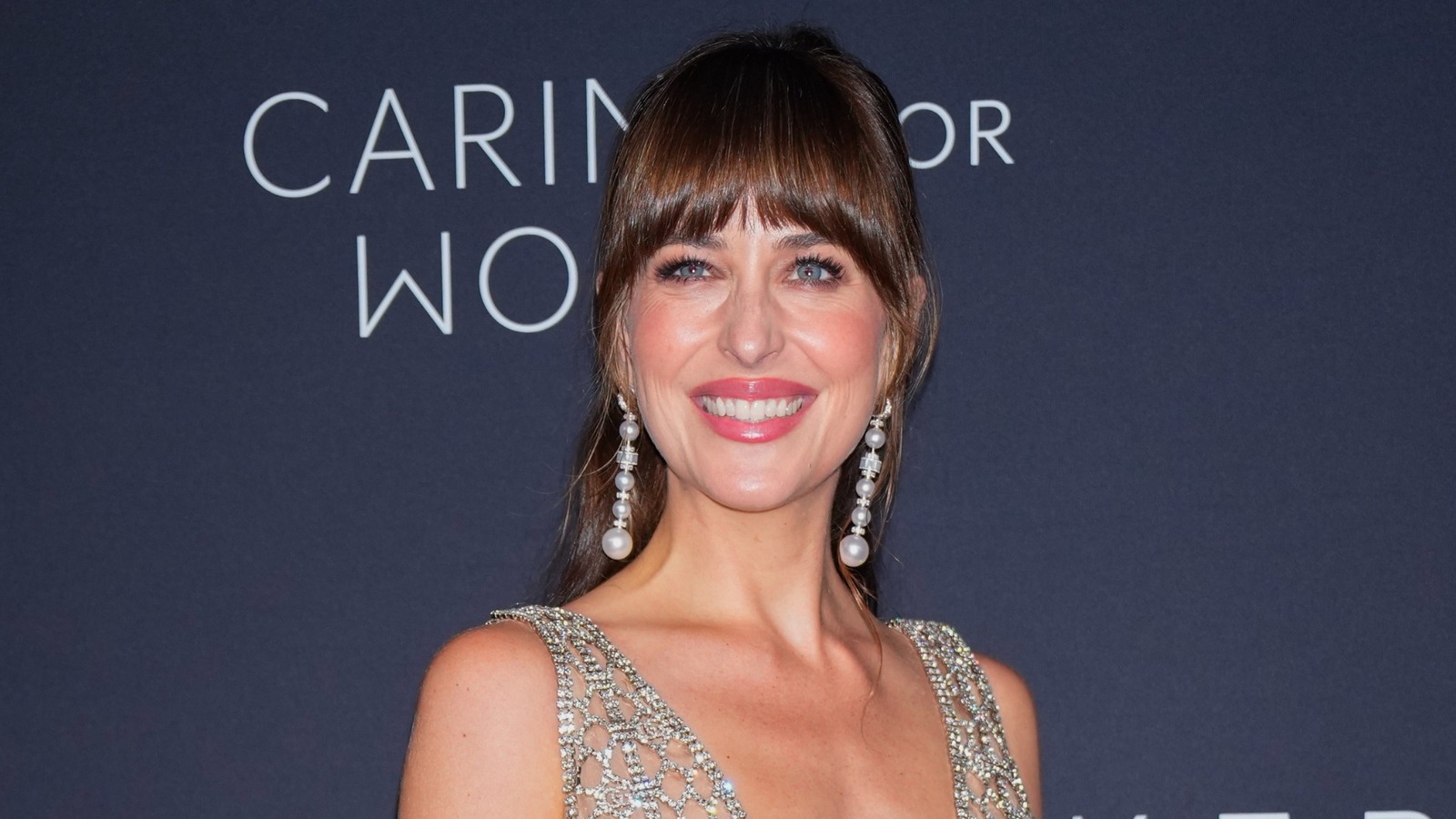 <a href="https://www.thelist.com/1751233/dakota-johnson-without-makeup/" target="_blank">What Dakota Johnson Really Looks Like Without Makeup</a>