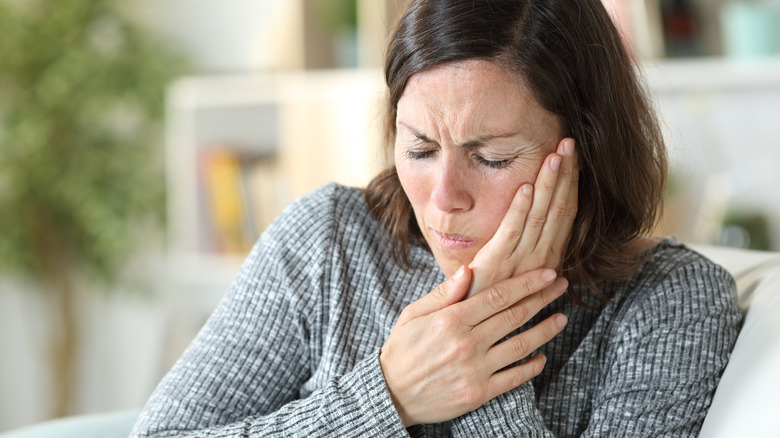 Woman experiencing pain in her jaw