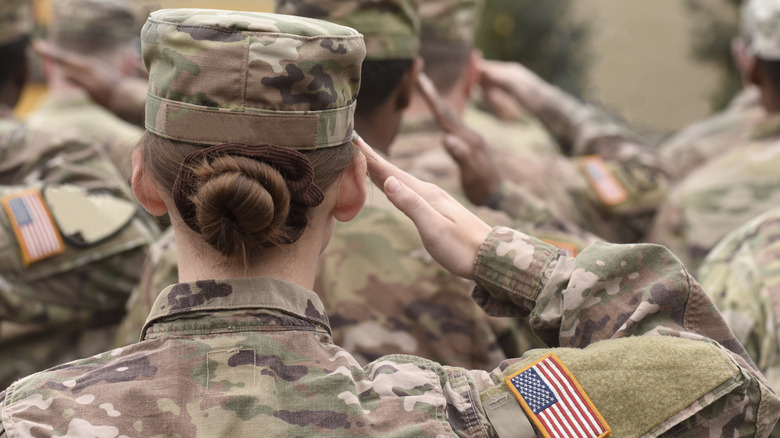 Group of American army soldiers saluting 