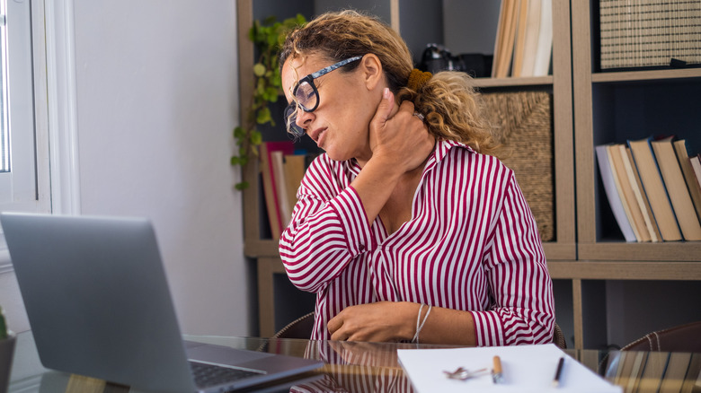 Woman with a pinched nerve in the neck