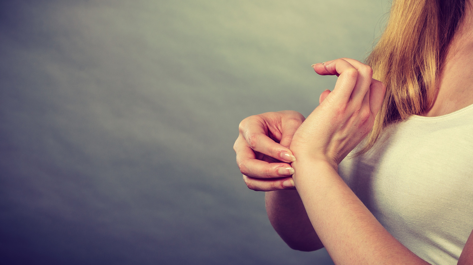 what does it mean when the palm of your left hand itches