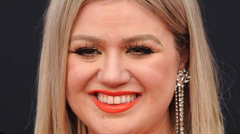 Kelly Clarkson smiling 