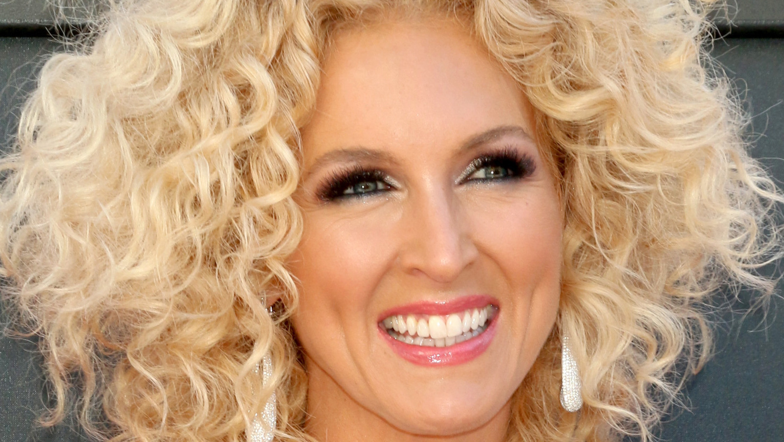 What Does Kimberly Schlapman Really Use In Her Hair?