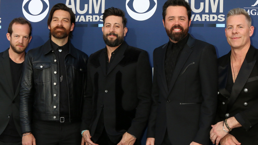 Old Dominion posing for cameras