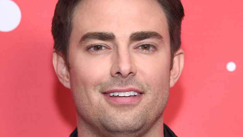 Jonathan Bennett smiling at event 