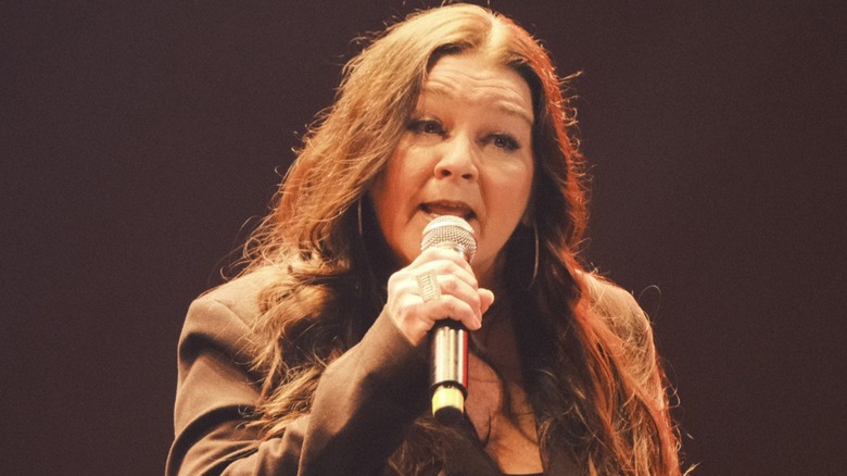 Gretchen Wilson singing with a microphone