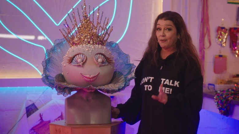 Gretchen Wilson posing with the Pearl mask from The Masked Singer