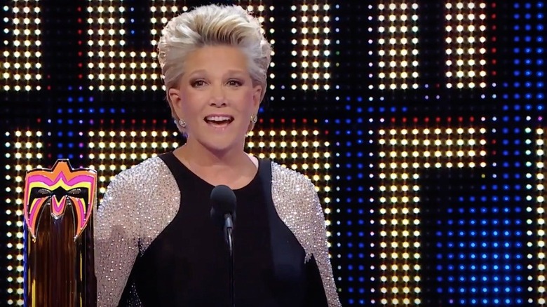 Joan Lunden accepting her WWE Warrior Award in 2016