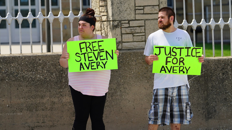 People holding signs in support of Steven Avery
