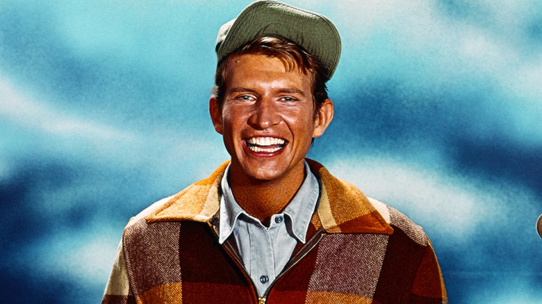 Tom Lester smiling and wearing a hat