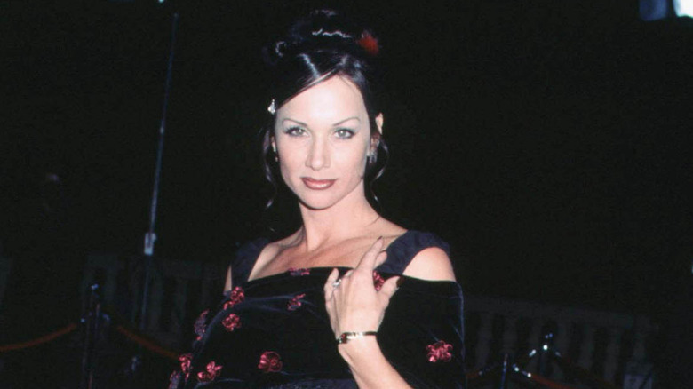 Debbe Dunning posing in front of a black background at the 1999 People's Choice Awards