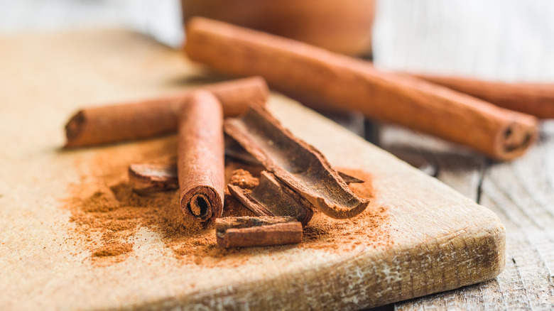 Cinnamon in stick and powder forms