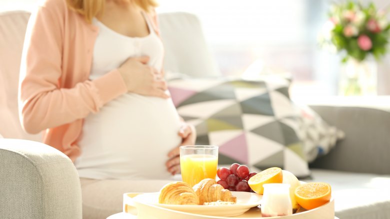pregnant woman prenatal diet