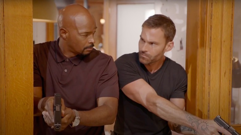 Damon Wayans and Seann William Scott in a scene from Lethal Weapon