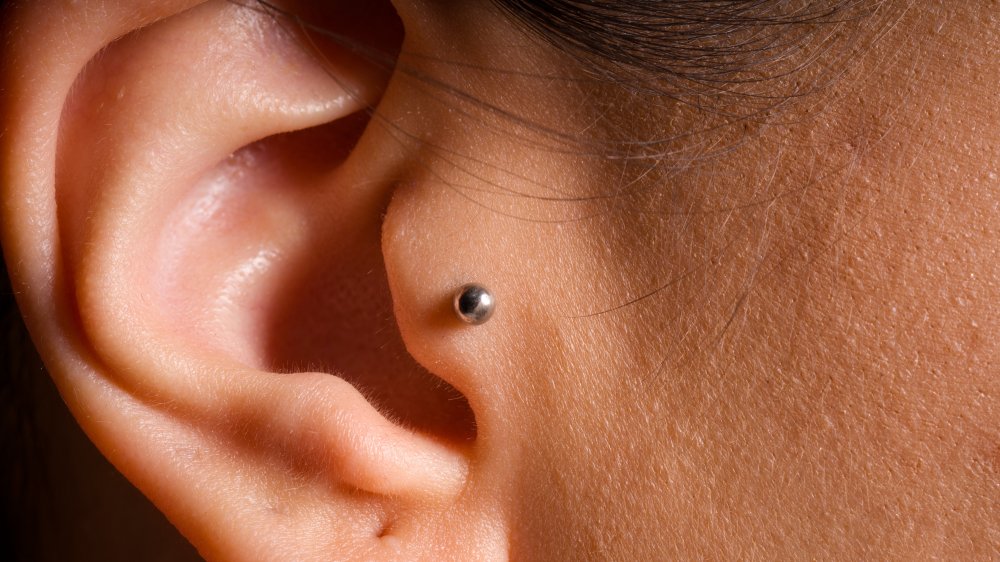 tragus piercing