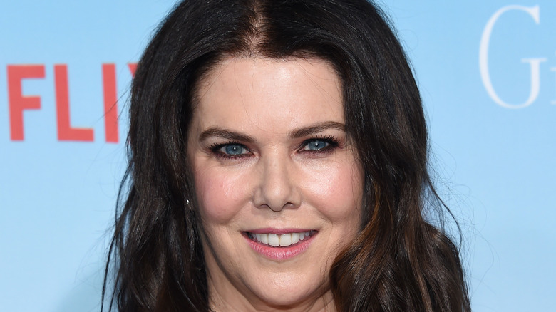 Lauren Graham posing for a picture