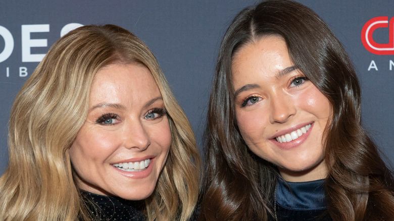 Lola Consuelos poses with mom Kelly Ripa