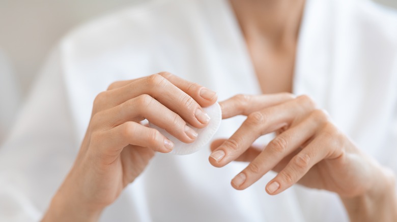 Rubbing cotton pad on nails