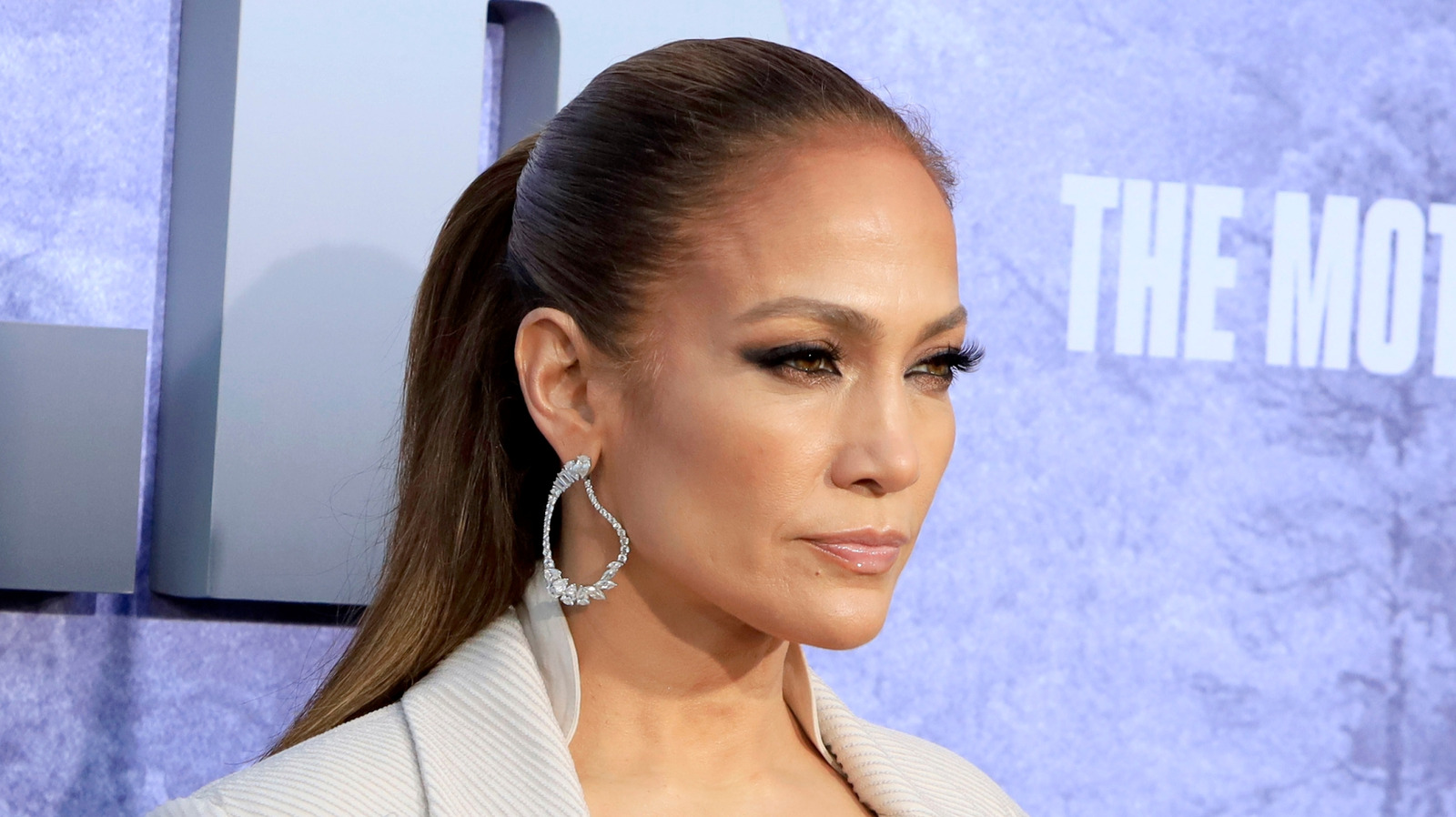 <a href="https://www.thelist.com/1764042/jennifer-lopez-natural-hair/" target="_blank">What Jennifer Lopez Looks Like Rocking Her Natural Curls</a>