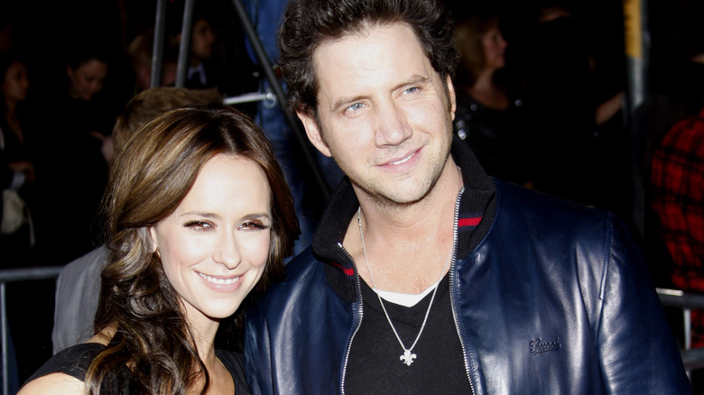 Jennifer Love Hewitt and Jamie Kennedy posing together