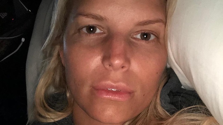 Jessica Simpson takes a no-makeup selfie