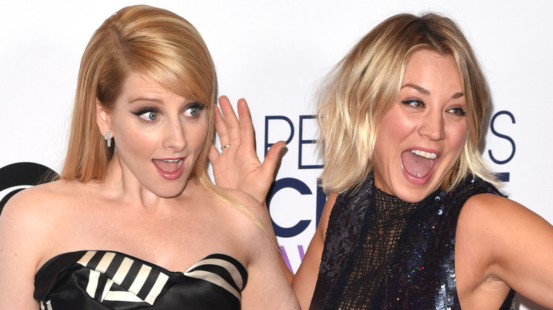Melissa Rauch and Kaley Cuoco posing in the press room during the People's Choice Awards (2016)
