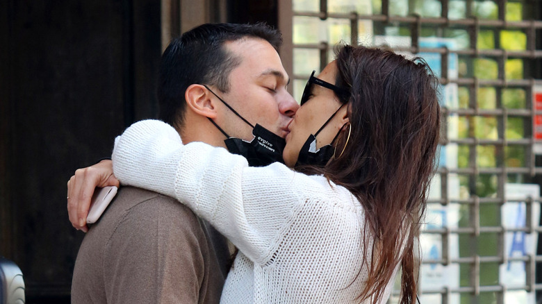 Emilio Vitolo Jr. and Katie Holmes kissing on the street.