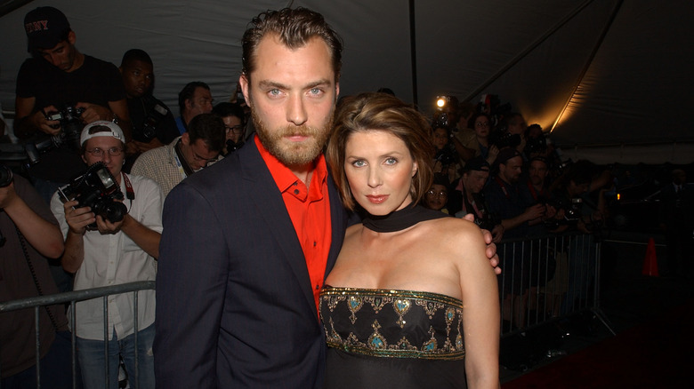 Jude Law and Sadie Frost posing together on the red carpet