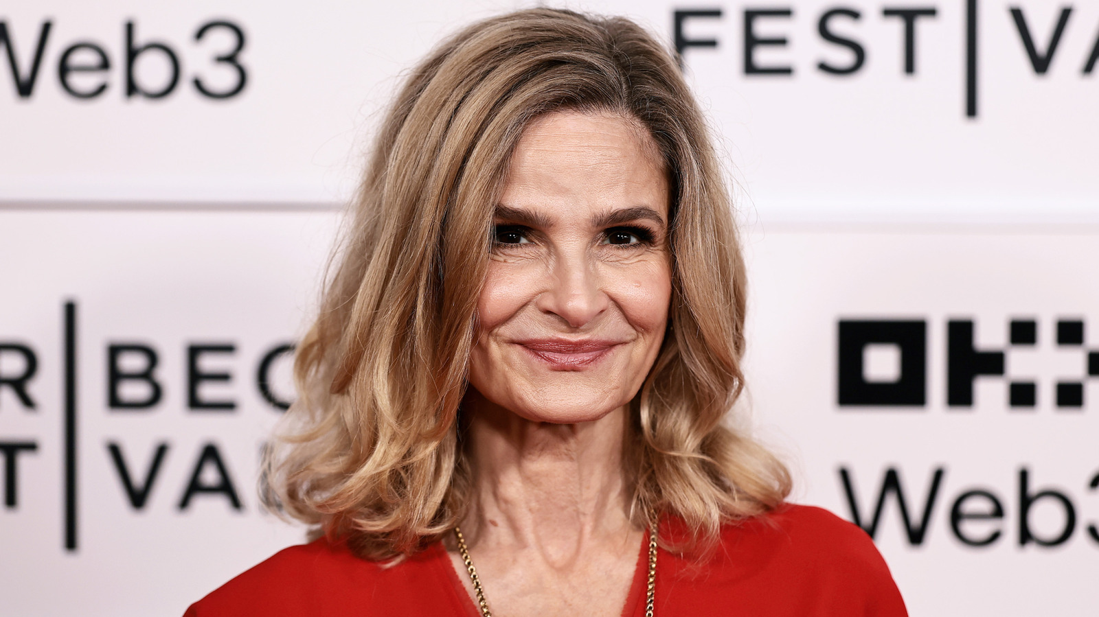 <a href="https://www.thelist.com/2005564/what-kyra-sedgwick-looks-like-makeup-free/" target="_blank">What Kyra Sedgwick Looks Like Going Makeup Free</a>