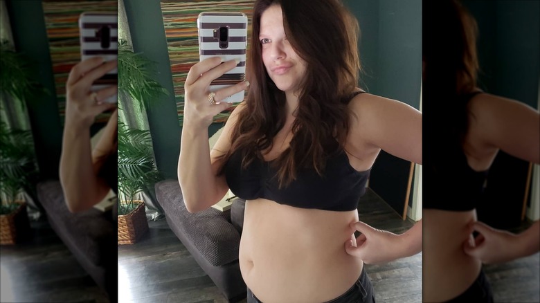 Amy shows off her post-baby belly in a mirror selfie