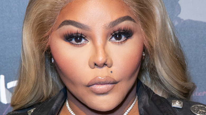 Lil' Kim poses on the red carpet