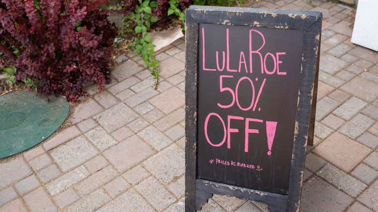 LuLaRoe sign