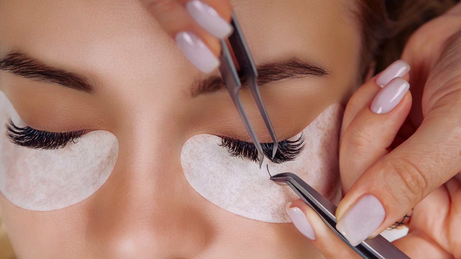 What Makeup Products Should You Avoid When You Have Eyelash Extensions?