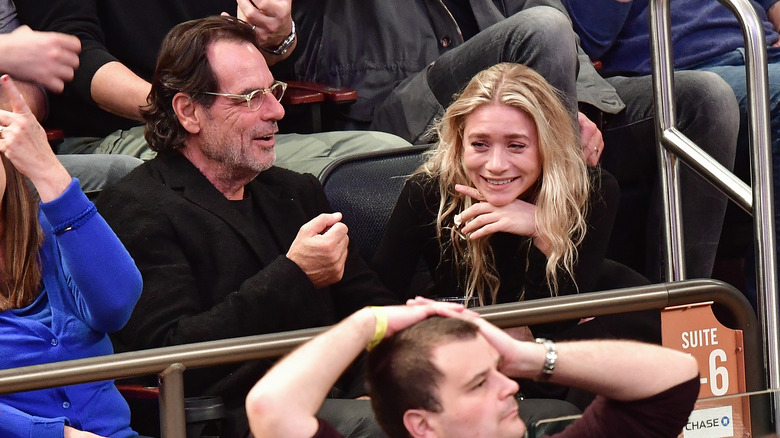 Ashley Olsen and then-boyfriend Richard Sachs at a 2016 New York Knicks vs Brooklyn Nets game