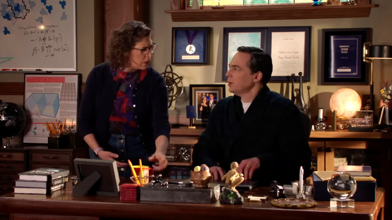 Jim Parsons and Mayim Bialik in a Young Sheldon scene