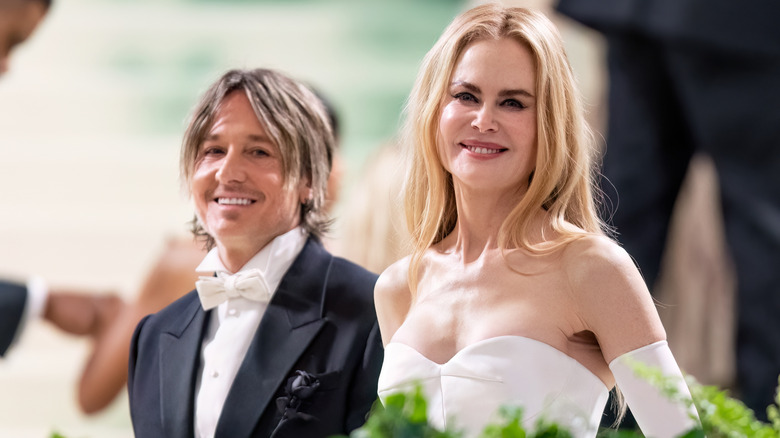 Keith Urban and Nicole Kidman smiling and posing at the Met Gala