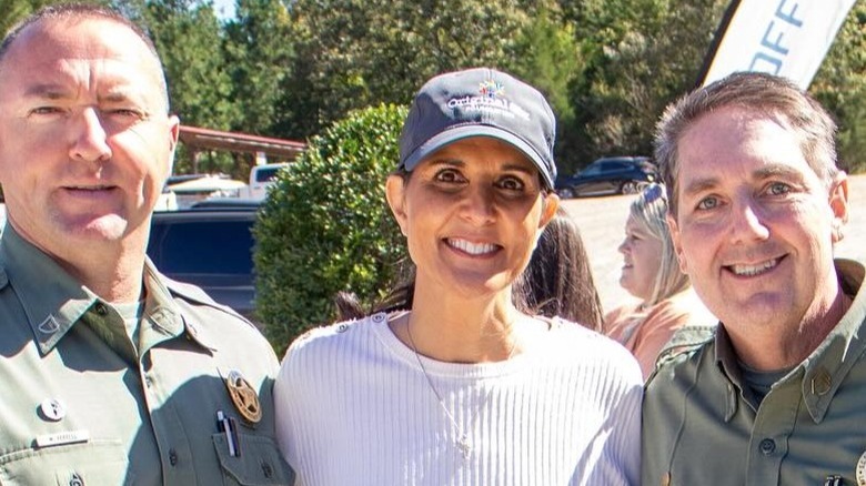 Nikki Haley poses with two local police officers during a fundraiser