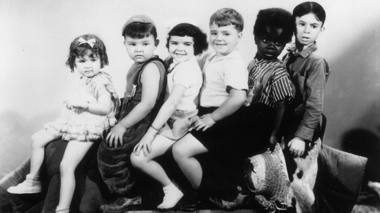 Patsy Mae Dittemore, Eugene 'Porky' Lee, Darla Hood, George 'Spanky' McFarland, Billie 'Buckwheat' Thomas and Carl 'Alfalfa' Switzer sitting in a row